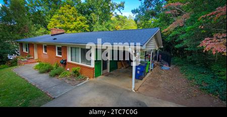 varie foto di tetti residenziali, alcune con tetti nuovi, altre con danni da riparare. Foto Stock