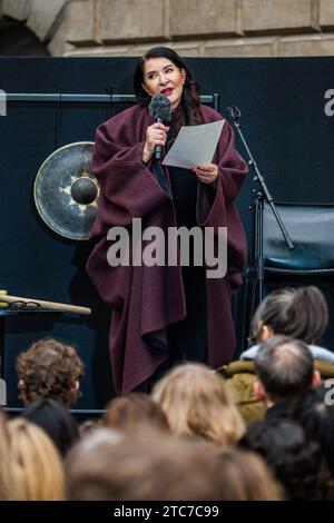 Londra, Regno Unito. 11 dicembre 2023. La performance artist Marina Abramović esegue un invito all'amore incondizionatamente nel cortile Annenberg alla Royal Academy of Arts di Londra. La sua mostra personale Marina Abramović è aperta fino al gennaio 2024. Tutti gli utilizzi devono menzionare queste prestazioni. Crediti: Guy Bell/Alamy Live News Foto Stock