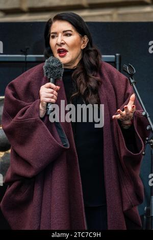 Londra, Regno Unito. 11 dicembre 2023. La performance artist Marina Abramović esegue un invito all'amore incondizionatamente nel cortile Annenberg alla Royal Academy of Arts di Londra. La sua mostra personale Marina Abramović è aperta fino al gennaio 2024. Tutti gli utilizzi devono menzionare queste prestazioni. Crediti: Guy Bell/Alamy Live News Foto Stock