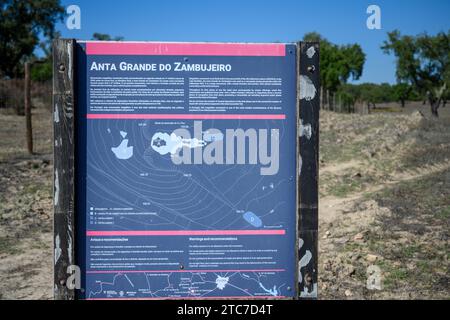 Il grande Dolmen di Zambujeiro (portoghese: Anta grande do Zambujeiro) è un monumento megalitico situato a Nossa Senhora da Tourega, vicino a Valverde, nel Foto Stock