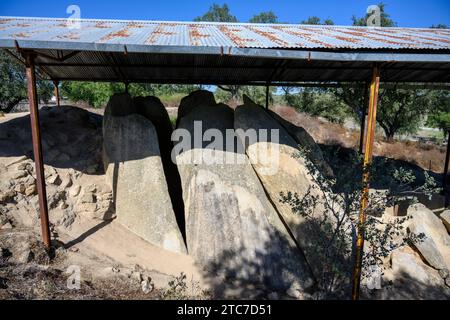 Il grande Dolmen di Zambujeiro (portoghese: Anta grande do Zambujeiro) è un monumento megalitico situato a Nossa Senhora da Tourega, vicino a Valverde, nel Foto Stock