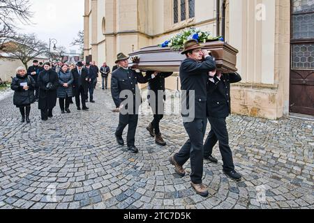 Chiesa di San Giacomo, Boskovice. 11 dicembre 2023. Funerale di Hugo Mensdorff-Pouilly, della nobile famiglia morava di origine lorena, morto a 94 anni, nella chiesa di San Giacomo, Boskovice, Repubblica Ceca, 11 dicembre 2023. Crediti: Patrik Uhlir/CTK Photo/Alamy Live News Foto Stock