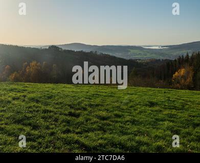 Vista dal prato vicino a Zvonicka sv. Isidora nelle montagne Slezske Beskydy nella repubblica Ceca durante la mattina d'autunno Foto Stock