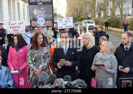 Londra, Regno Unito. 11 dicembre 2023. Aamer Anwar Solicitor delle famiglie in lutto tiene una conferenza stampa fuori da Dorland House mentre Rishi Sunak, il primo Ministro fornisce prove all'interno dell'inchiesta britannica Covid-19. L'inchiesta è un'indagine pubblica indipendente sulla risposta del Regno Unito alla pandemia di COVID-19 e sull'impatto di questa pandemia e sull'apprendimento di lezioni per il futuro che si terrà presso Dorland House nella zona ovest di Londra. Crediti: MARTIN DALTON/Alamy Live News Foto Stock