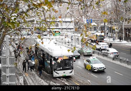 Zhengzhou. 11 dicembre 2023. Questa foto scattata l'11 dicembre 2023 mostra una vista della città dopo una forte caduta di neve a Zhengzhou, nella provincia centrale di Henan della Cina. Le tormente hanno colpito la provincia centrale di Henan, con scuole sospese e voli cancellati nella capitale provinciale Zhengzhou lunedì mattina. Nel giro di sei ore, dalla tarda domenica al primo lunedì, le precipitazioni alla stazione di Zhengzhou raggiunsero i 14,2 mm, e la neve accumulata raggiunse i 10 cm, secondo la stazione meteorologica della città. Crediti: Hao Yuan/Xinhua/Alamy Live News Foto Stock