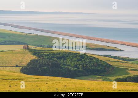 Ammira la campagna ondulata del West Dorset, la cappella di Santa Caterina e Chesil Beach, Dorset, Inghilterra. Foto Stock