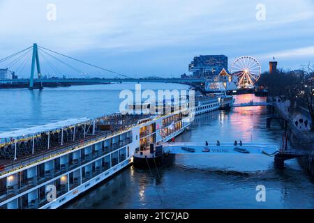 Ponte di Severins, navi da crociera, ruota panoramica al Museo del cioccolato al mercatino di Natale nel porto di Rheinau, Crane Houses, Colonia, Germania. Se Foto Stock