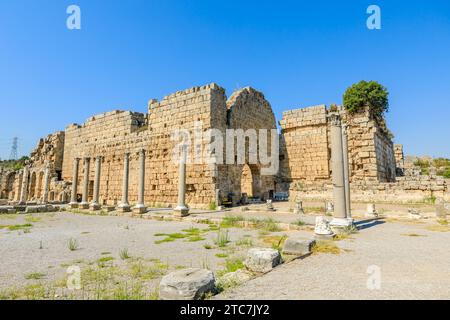 L'antica città di Perge in Turchia. Un notevole simbolo del ricco patrimonio romano della Turchia e dell'eredità duratura dei suoi contributi culturali. Palaestra Foto Stock