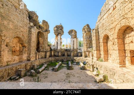 Le antiche rovine con palaestra e terme romane di Perge in Turchia offrono uno scorcio accattivante nel passato, rivelando i resti di un tempo grande Foto Stock