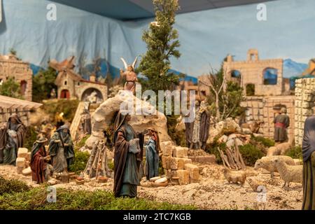 Figurine di un presepe cattolico cristiano nella chiesa parrocchiale della città di Felanitx, in Spagna. Immagine di Natale Foto Stock