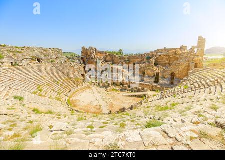 Antico teatro romano di Perge, Turchia, una meraviglia architettonica del II secolo d.C. La sua struttura ben conservata, visibile in vista aerea, riflette il Foto Stock