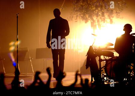 Milano Italia 2005-04-02 : Biagio Antonacci, cantante italiano, durante un concerto dal vivo al Forum Assago Foto Stock