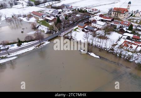 Dietelskirchen, Germania. 11 dicembre 2023. Prati e campi sono allagati dall'acqua alta del Kleine Vils. Il servizio informazioni sulle inondazioni prevede un aumento del livello dell'acqua in Baviera a causa del disgelo e delle precipitazioni. Crediti: Sven Hoppe/dpa/Alamy Live News Foto Stock