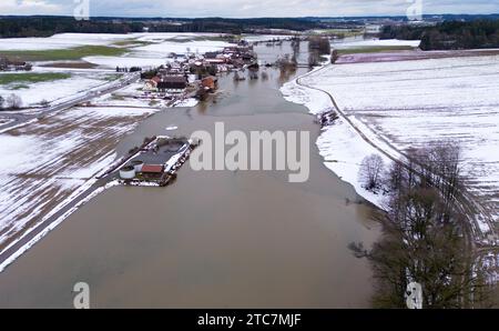 Dietelskirchen, Germania. 11 dicembre 2023. Prati e campi sono allagati dall'acqua alta del Kleine Vils. Il servizio informazioni sulle inondazioni prevede un aumento del livello dell'acqua in Baviera a causa del disgelo e delle precipitazioni. Crediti: Sven Hoppe/dpa/Alamy Live News Foto Stock