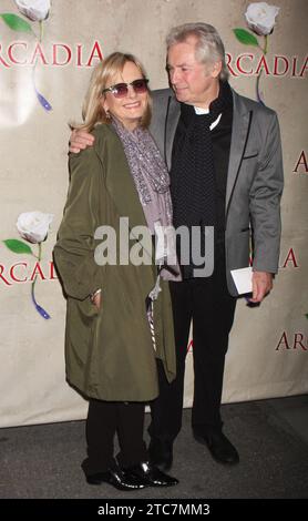 Twiggy e il marito Leigh Lawson assistono allo spettacolo di apertura di "Arcadia" di Tom Stoppard all'Ethel Barrymore Theatre di New York il 17 marzo 2011. Crediti fotografici: Henry McGee/MediaPunch Foto Stock