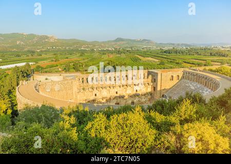 Vista aerea del Teatro Romano di Aspendos in Turchia, rovine ben conservate dell'ingegneria romana e delle abilità architettoniche. Costruito durante l'imperatore Marcus Foto Stock