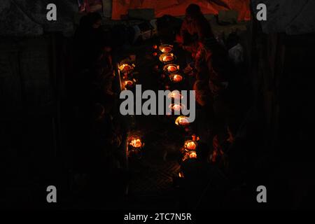 Festa della vigilia di Bala Chaturdashi in Nepal i devoti indù nepalesi eseguono vari rituali alla vigilia del festival Bala Chaturdashi intorno al tempio Pashupatinath a Kathmandu. Il festival di Bala Chaturdashi inizia da Marga Krishna Trayodashi, il tredicesimo giorno della luna calante nel mese dell'ottavo mese di Mangsir secondo il calendario nepalese. I devoti che osservano questo rituale mantengono il digiuno rigoroso, con un solo pasto quel giorno e si astengono da aglio, cipolle, pesce, uova e altri alimenti che si dice siano impuri. La sera raggiungono il tempio Pashupatinath o i santuari dedicati al Signore Foto Stock