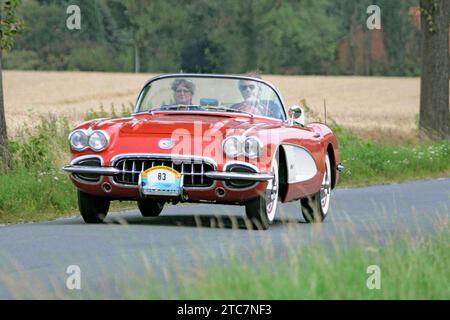 Von der ADAC - Niedersachsen - Classic 2007. Hier Chevrolet Corvette auf der L444 zwischen Bad Nenndorf/Reinsen und Stadthagen am 21.07.2007. *** Dall'ADAC Niedersachsen Classic 2007 qui Chevrolet Corvette sulla L444 tra Bad Nenndorf Reinsen e Stadthagen il 21 07 2007 Foto Stock