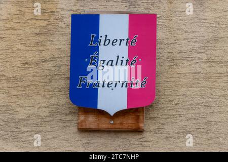 Colmar, Francia, 23 luglio 2023. stemma, bandiera francese, libertà, uguaglianza, fraternità Foto Stock