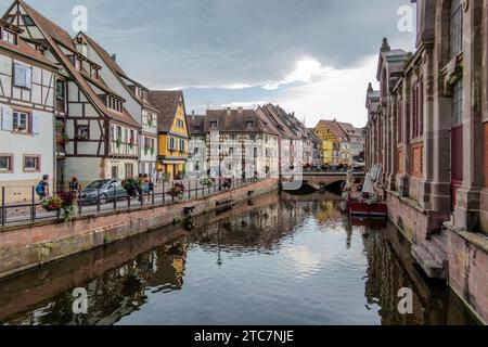 Colmar, Francia, 23 luglio 2023. Case a graticcio Quai de la Poissonnerie Foto Stock