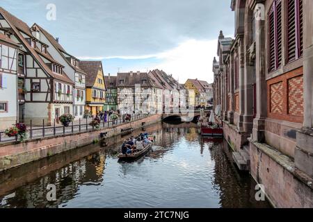 Colmar, Francia, 23 luglio 2023. Case a graticcio Quai de la Poissonnerie Foto Stock