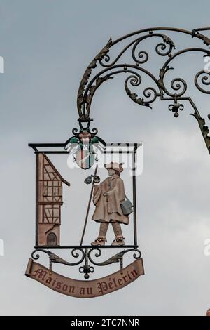 Colmar, Francia, 23 luglio 2023. Segno della Maison du Pelerin con lo stemma della città Foto Stock