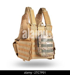 Borsa militare tattica in camouflage multicam su un gilet antiproiettile su sfondo bianco. Equipaggiamento militare. Foto Stock