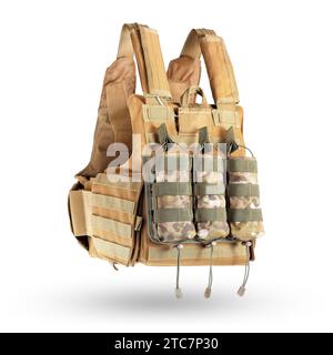 Astuccio militare tattico per riviste proiettile mimetiche multicam su un gilet antiproiettile su sfondo bianco. Foto Stock