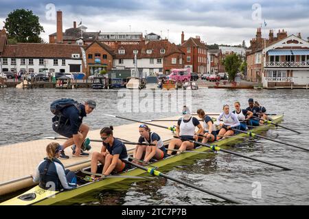 Regno Unito, Inghilterra, Berkshire, Henley Royal Regatta, equipaggio femminile che si prepara a correre Foto Stock