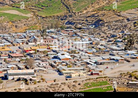 Putre cty, vulcano Taapaca (a destra), Arica y Parinacota, Altiplano, Cile Foto Stock