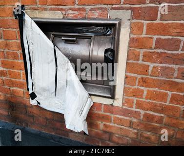 Cassetta di sicurezza notturna a lato marciapiede in ottone fuori servizio in una filiale della NatWest Bank Foto Stock