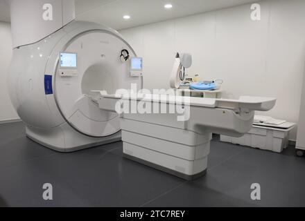 KMG Klinikum Soemmerda 11.12.2023, Soemmerda, KMG Klinikum im Bild: Untersuchungsraum mit MRT Magnetresonanztomographie - hier ein Philips BlueSeal Magnet, dieser ist der erste und einzige vollstaendig versiegelte 1.5T-Magnet, der ohne Helium auskommerda mt *** KMG Klinikum 2023 KMG Klinikum nella sala esame immagini con risonanza magnetica MRI qui un magnete Philips BlueSeal, il primo e unico magnete 1 5T completamente sigillato che funziona senza elio credito: Imago/Alamy Live News Foto Stock