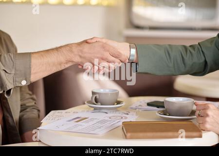 Primo piano di un uomo e di una donna sconosciuti che stringono la mano e fanno un accordo Foto Stock