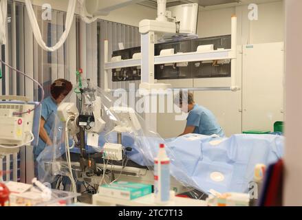 KMG Klinikum Soemmerda 11.12.2023, Soemmerda, KMG Klinikum im Bild: Hier wird ein Patient mit einem Herzkatheter versorgt bzw. Darauf vorbereitet *** KMG Klinikum Soemmerda 11 12 2023, Soemmerda, KMG Klinikum nella foto qui un paziente viene trattato o preparato per un cateterismo cardiaco credito: Imago/Alamy Live News Foto Stock