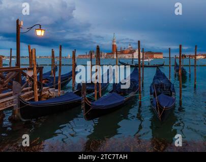 Venezia, Provincia di Venezia, regione Veneto, Italia. Vista sul bacino San Marco verso l'isola o l'isola di San Giorgio maggiore e la chiesa della stessa Foto Stock