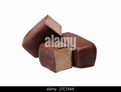Caramelle al cioccolato con ripieno isolato su sfondo bianco. Caramelle al cioccolato adagiate l'una sull'altra. Foto Stock
