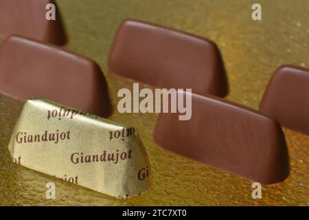 Prodotto alimentare italiano, Gianduiotto il tradizionale cioccolato piemontese con nocciole Foto Stock