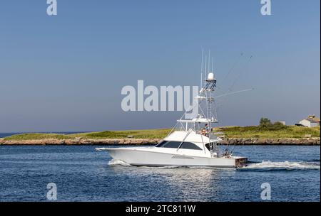 Yacht a motore, Gianna Marie che esce dal porto di montauk Foto Stock