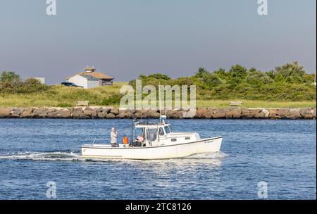 Piccolo peschereccio ila anne che torna al porto di Montauk Foto Stock