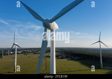 Mulino a vento in una zona rurale durante il tramonto Foto Stock