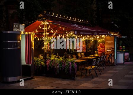 San Pietroburgo, Russia - 25 giugno 2023: Ristorante Temporary Baltica con birra aperta e decorazioni chiare Foto Stock