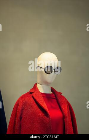 Verona, Italia - 27 settembre 2014: Manichino con occhiali e cappotto nella vetrina del negozio Max Mare. Max Mara è un'azienda italiana di moda. Foto Stock