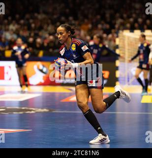 Trondheim, Norvegia. 10 dicembre 2023. Trondheim, Norvegia, 10 dicembre 2023: Giocatore di Francia controlla la palla durante la partita del Campionato del mondo femminile IHF tra Francia e Norvegia a Trondheim Spektrum a Trondheim, Norvegia (Ane Frosaker/SPP) credito: SPP Sport Press Photo. /Alamy Live News Foto Stock