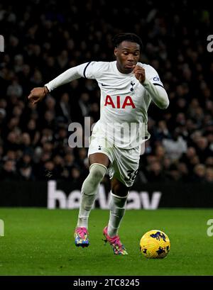 Londra, Regno Unito. 10 dicembre 2023. Destiny Udogie di Tottenham Hotspur in azione. Partita di Premier League, Tottenham Hotspur contro Newcastle Utd allo Stadio Tottenham Hotspur di Londra domenica 10 dicembre 2023. Questa immagine può essere utilizzata solo per scopi editoriali. Foto solo editoriale di Sandra Mailer/Andrew Orchard fotografia sportiva/Alamy Live news credito: Andrew Orchard fotografia sportiva/Alamy Live News Foto Stock