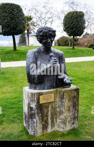 Montreux, Svizzera - 31 marzo 2018: Statua in bronzo di Ella Fitzgerald, creata dall'artista Danielle Lauffer, si erge nei giardini del Montreux Palac Foto Stock