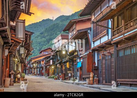 Narai-juku, Nagano, storica città postale giapponese lungo il percorso storico di Nakasendo al tramonto. Foto Stock