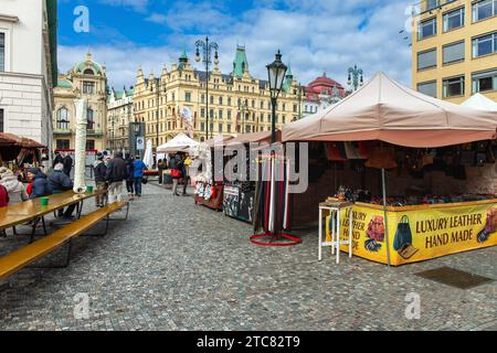 Praga, Repubblica Ceca - 29 marzo 2018: Artigianato e mercato artigianale con cibo e souvenir vicino al centro commerciale Palladium a Praga, Repubblica Ceca, Foto Stock