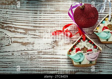 Biscotti bauble di Natale al pan di zenzero su una tavola di legno vintage Foto Stock