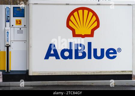 Guscio e logo AdBlue su una pompa di alimentazione a Mäntsälä, Finlandia. 12 novembre 2023. Foto Stock