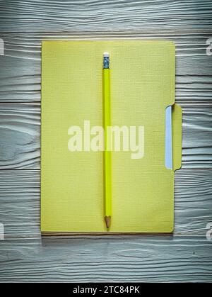 Matita per fogli di carta Manila su tavola di legno Foto Stock